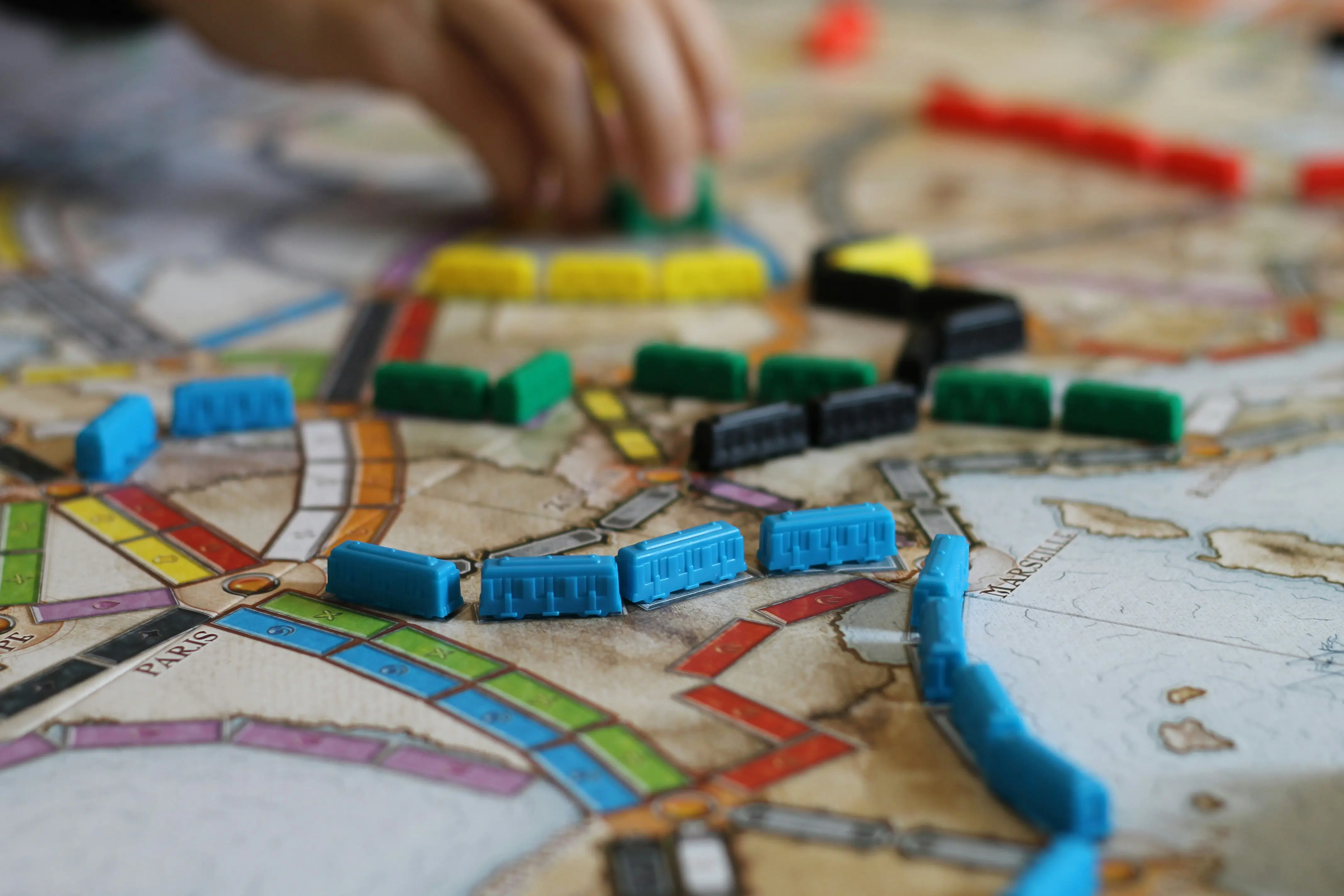 Ambiance chaleureuse d'une soirée jeux
